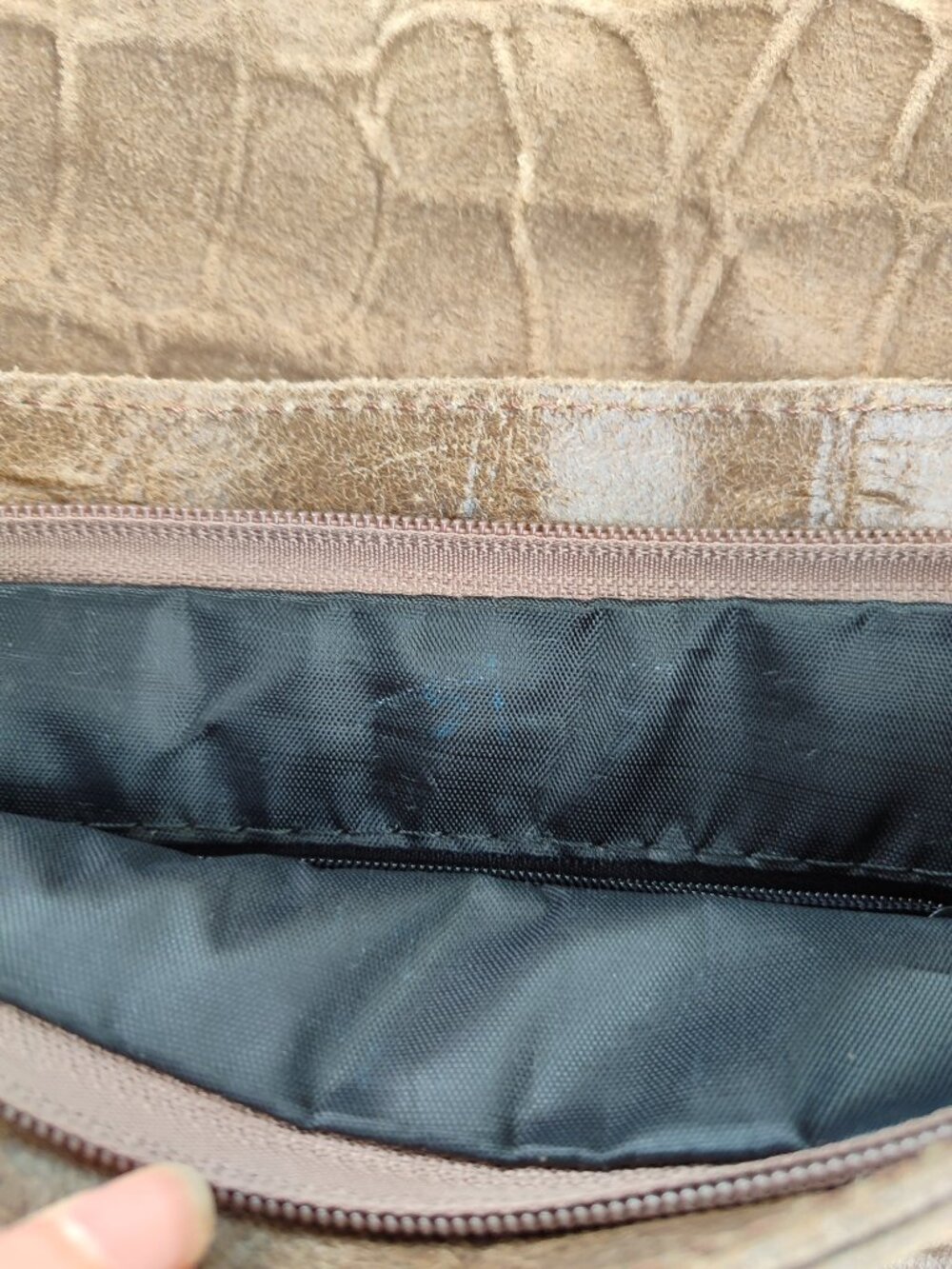 Vintage Italian Taupe genuine Leather Croc Embossed Messenger Bag - Picture 5 of 10